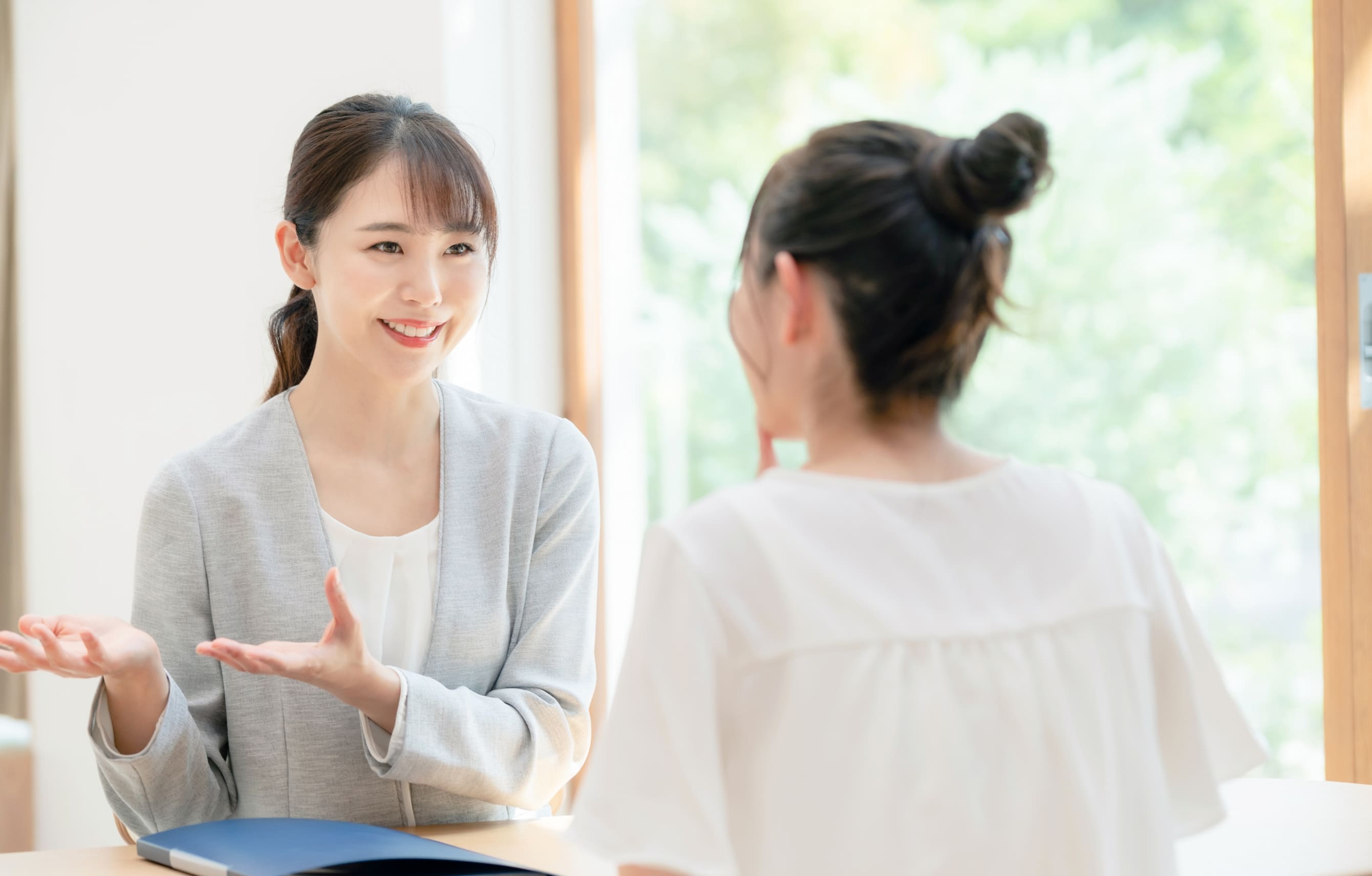 職員と話す卒業生