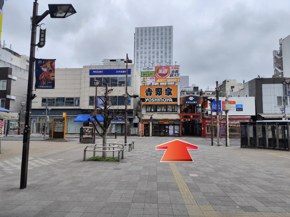 東口を出て正面の信号を渡ります（吉野家が目印）