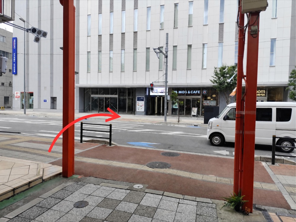 すずらん通り（アーケード）を抜けて大通りを渡ります