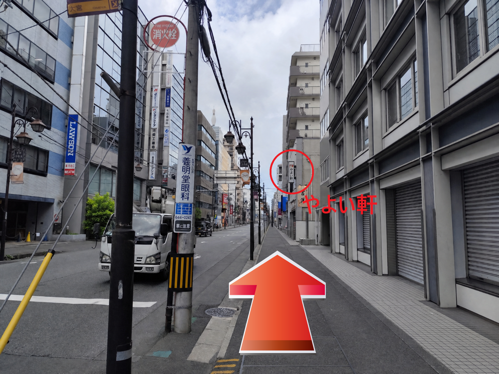 50mほど進むと右手にやよい軒が見えてきます